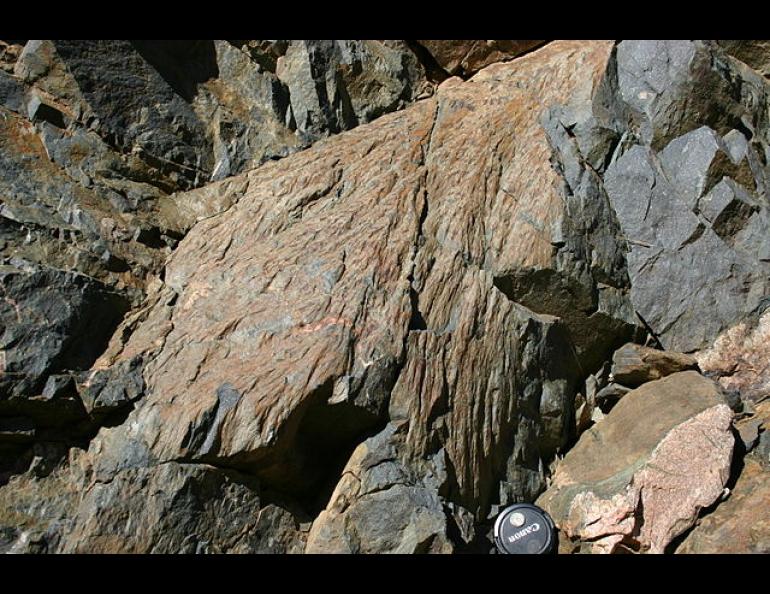  Shatter cones in the Santa Fe impact structure near Santa Fe, N.M. Photo by Ian Kluft