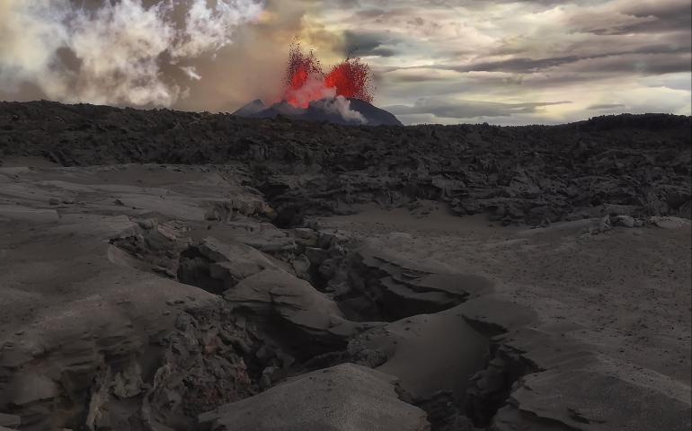 An eruption launches magma in area with surface fracturing in Iceland’s Bárdarbunga volcanic system on Sept. 14, 2014. A paper published in May may help anticipate similar volcanic eruptions. Photo by Jeffrey Alan Karson, Syracuse University.