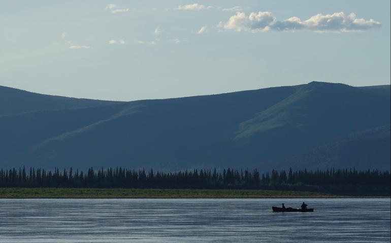 Cora the dog and Ned Rozell float down the Yukon River just upstream from Circle. Photo by Skip Ambrose.