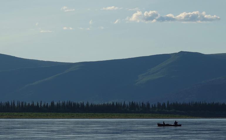 Cora the dog and Ned Rozell float down the Yukon River just upstream from Circle. Photo by Skip Ambrose.