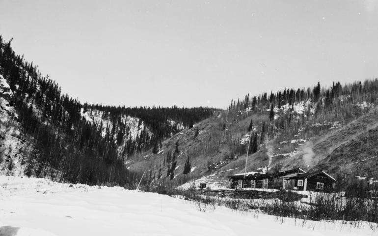 The townsite of Franklin, Alaska, on the Fortymile River, showing the roadhouse. UAF Archives, The Woodrow Johnson Collection.